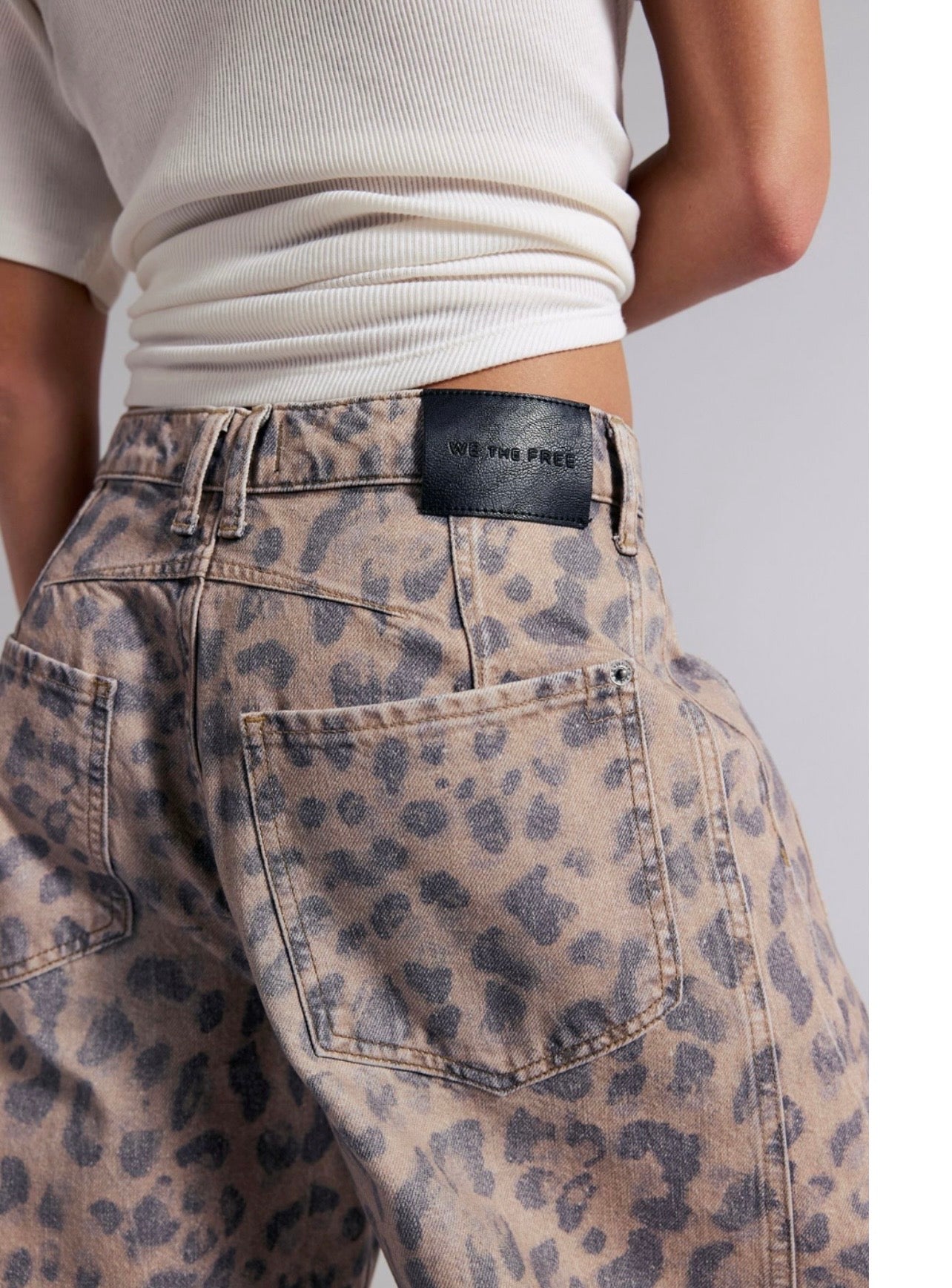 Good Luck Printed Barrel Jean Leo