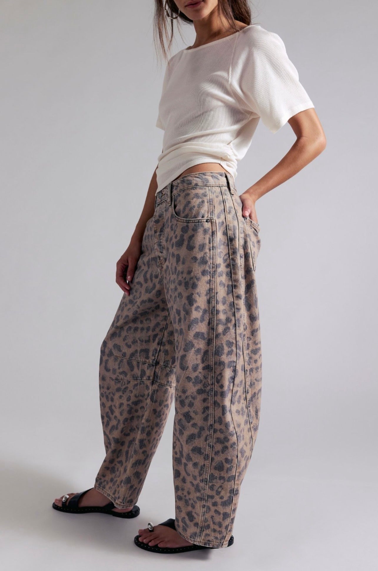 Good Luck Printed Barrel Jean Leo