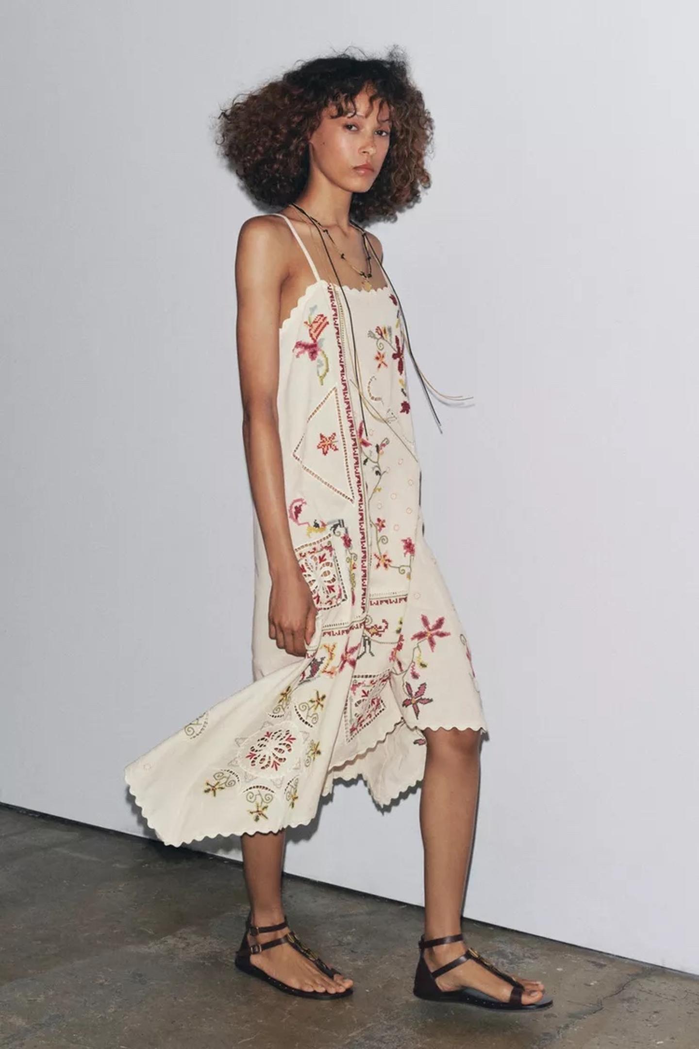 İthal Nakış İşlemeli Asimetrik Kesim Elbise